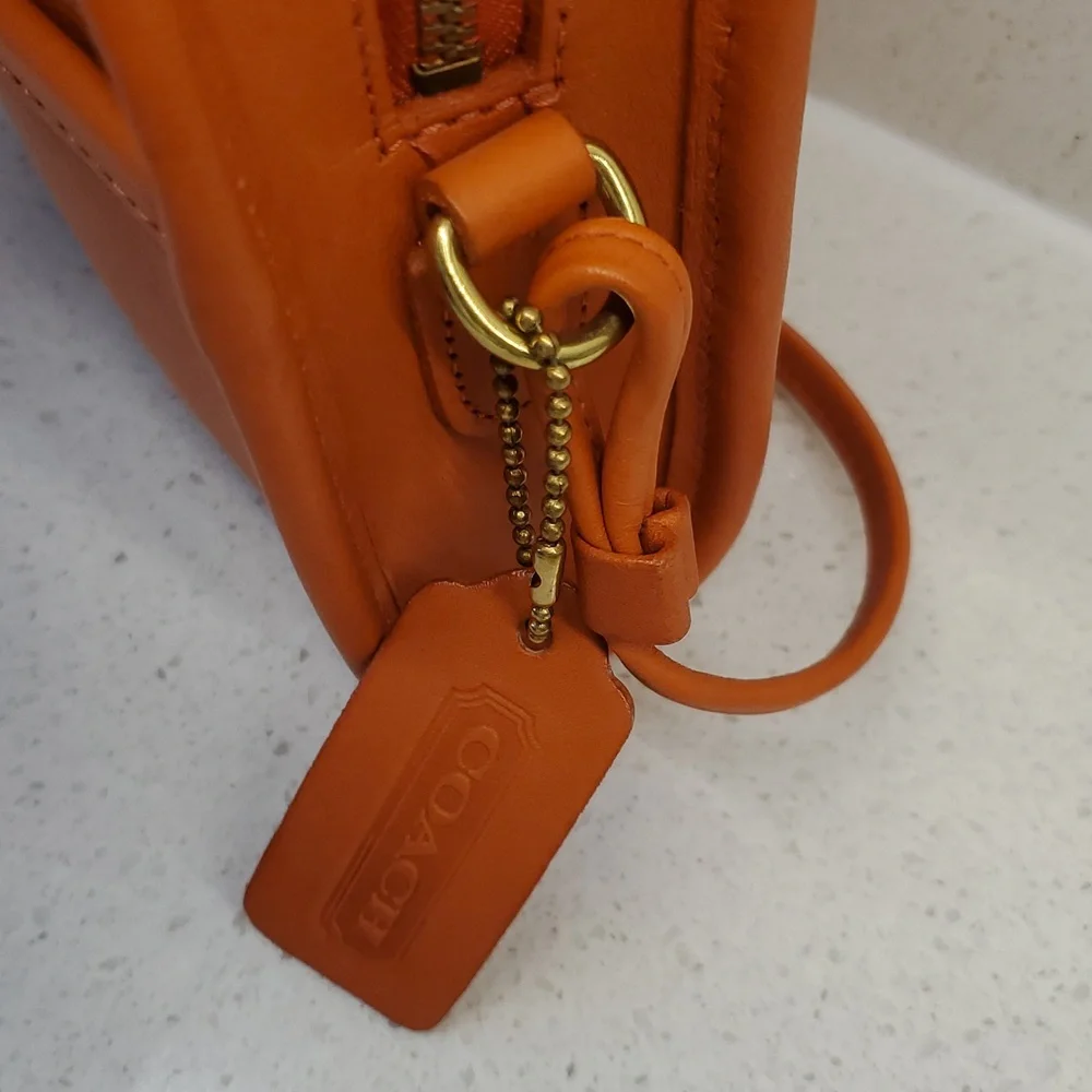 USA 🇺🇸 Vintage COACH orange leather crossbody bag